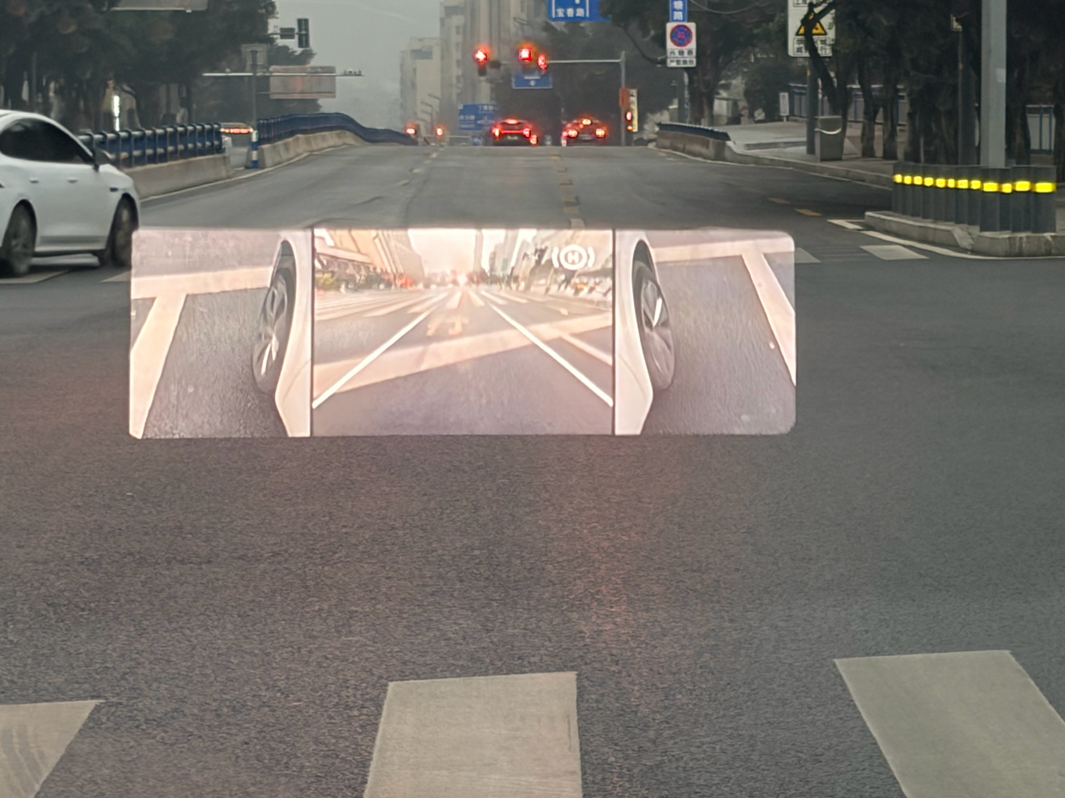 窄路轮毂视角上HUD真他娘是个人才，显示区域非常大，轮毂+前视角看着也方便。