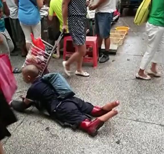 [点赞]2016年，广州一男子在买菜的时候，意外发现一名乞丐和自己的同学长得很