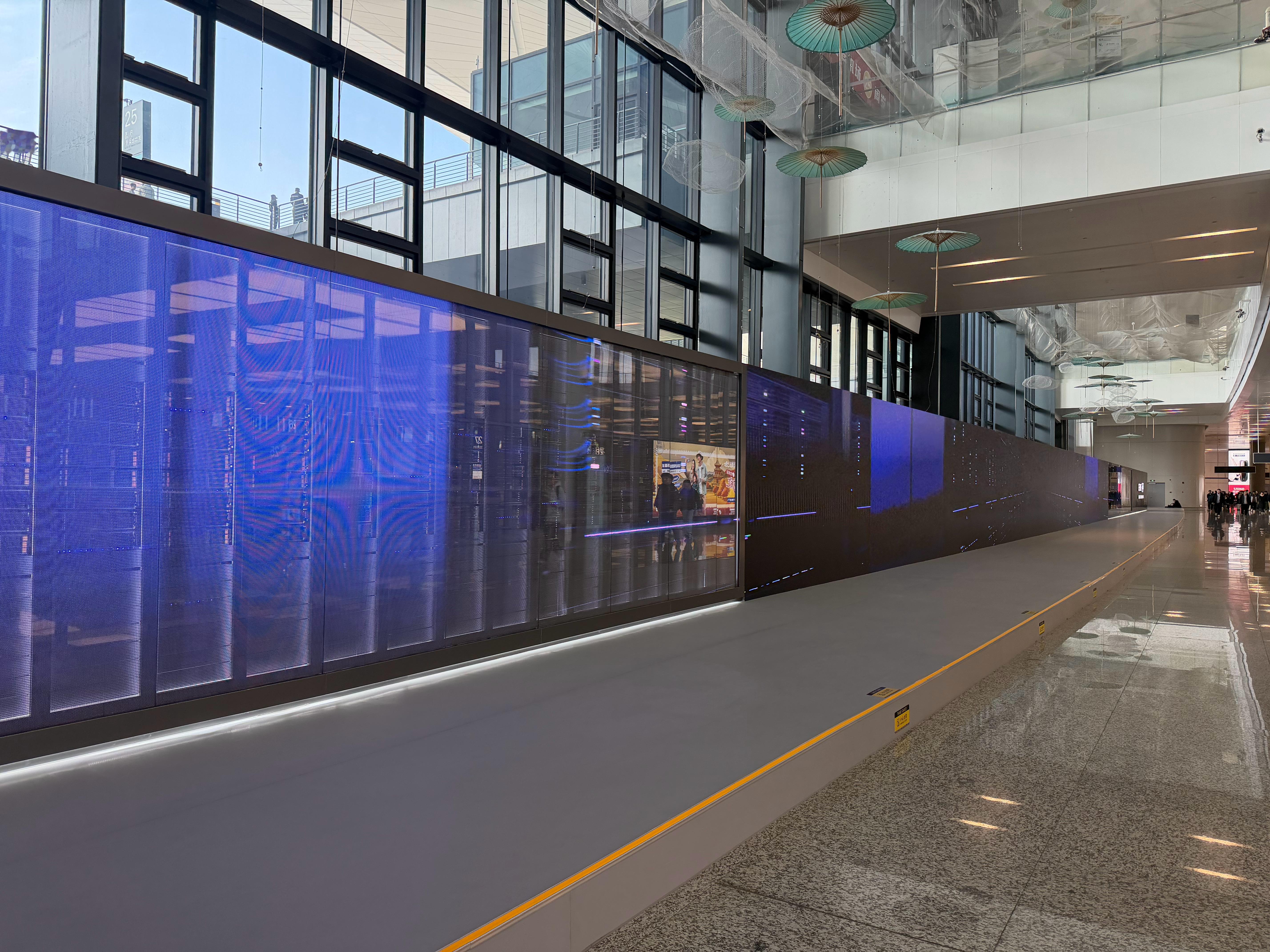 杭州机场出站口有个巨长的阿里云广告，这个显示效果让我感觉不走快点就被时代落下了！