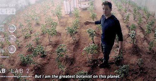 人类若要在月球或火星长久驻留，吃饭是头等大事。这两颗星球的表面覆盖着厚厚的风化层