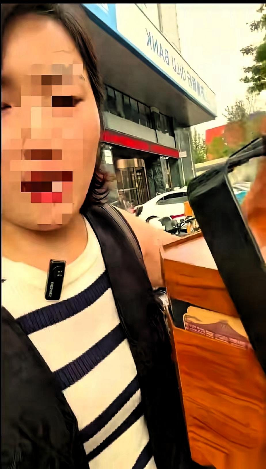 监控曝光后她切小号硬杠！这妈哪是护娃，是把孩子当“自尊心盾牌”！最让我后背