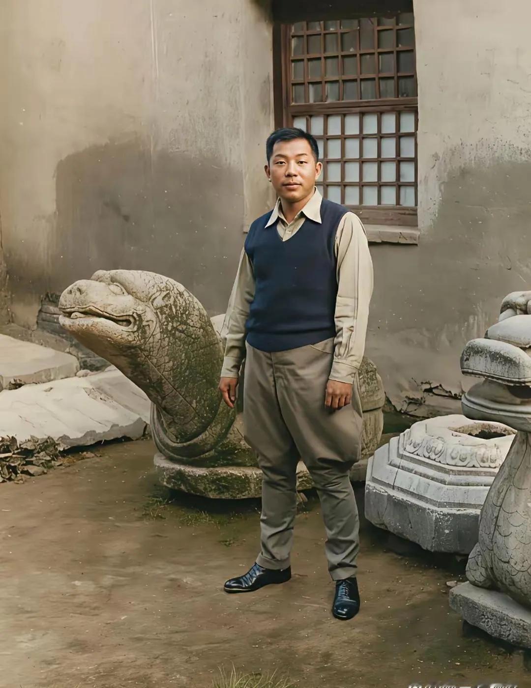 图片中的人物是张学良的真实长相，这可不是演员，这是他千真万确的形象，货真价实。