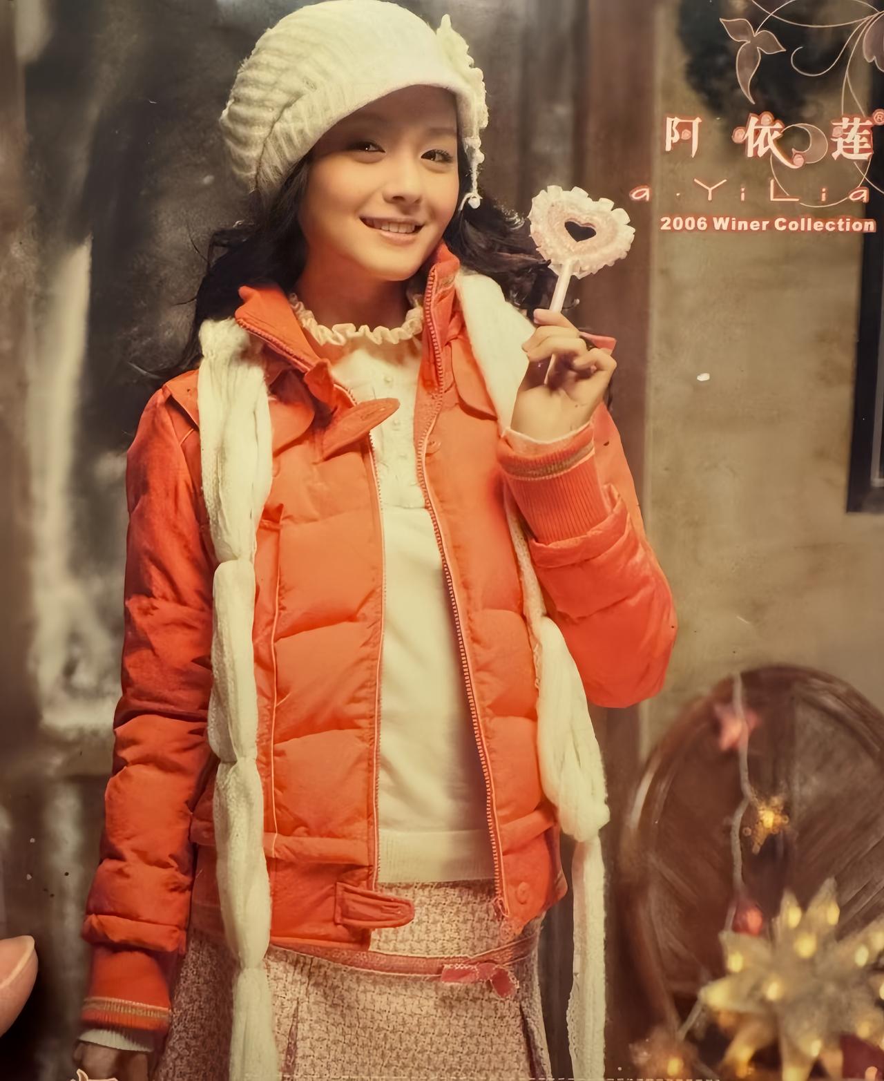 翻看大S当年为阿依莲拍的代言写真，满满的年代感扑面而来。现在再看那些衣服，居然一