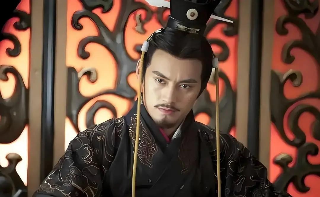 刘秀为什么不杀功臣？建武十三年，洛阳南宫的朝会上，一份奏疏递到刘秀面前。有人告发耿弇，说他在河北的旧