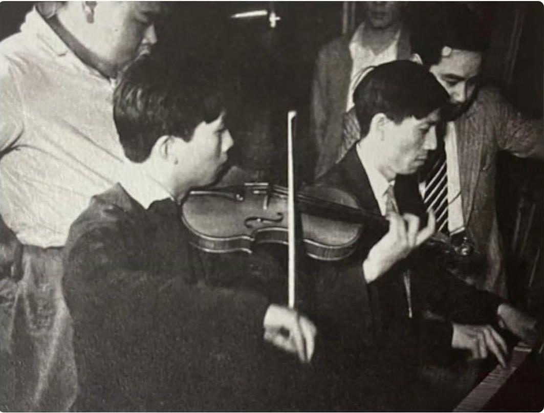1932年，聂耳（左二）与中国左翼戏剧家联盟音乐小组成员任光（右二）合奏。任光当