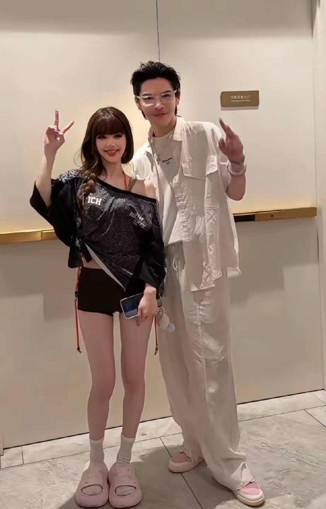 向佐与赵露思近照，他的风格改变了很多​​​