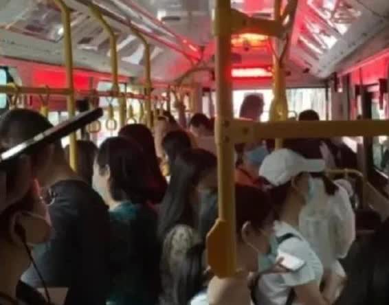 一男子坐大巴，突然发现手机被偷，他一把抓住扒手，让司机开车到派出所，岂料，司机竟