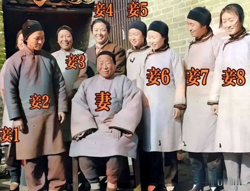 旧年一室多佳人，今朝一心守一人，时代更迭，婚恋观早已焕然一新。