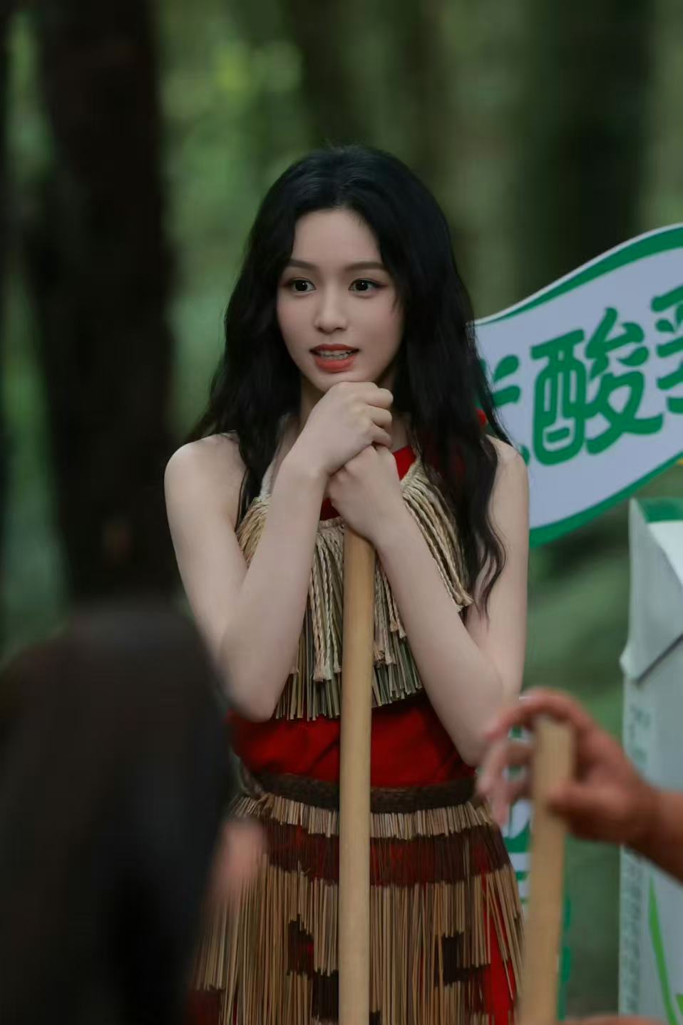 周也圈内口碑她在综艺里的那种松弛感确实很吸引人，不紧绷不端着不刻意，就像身边朋友