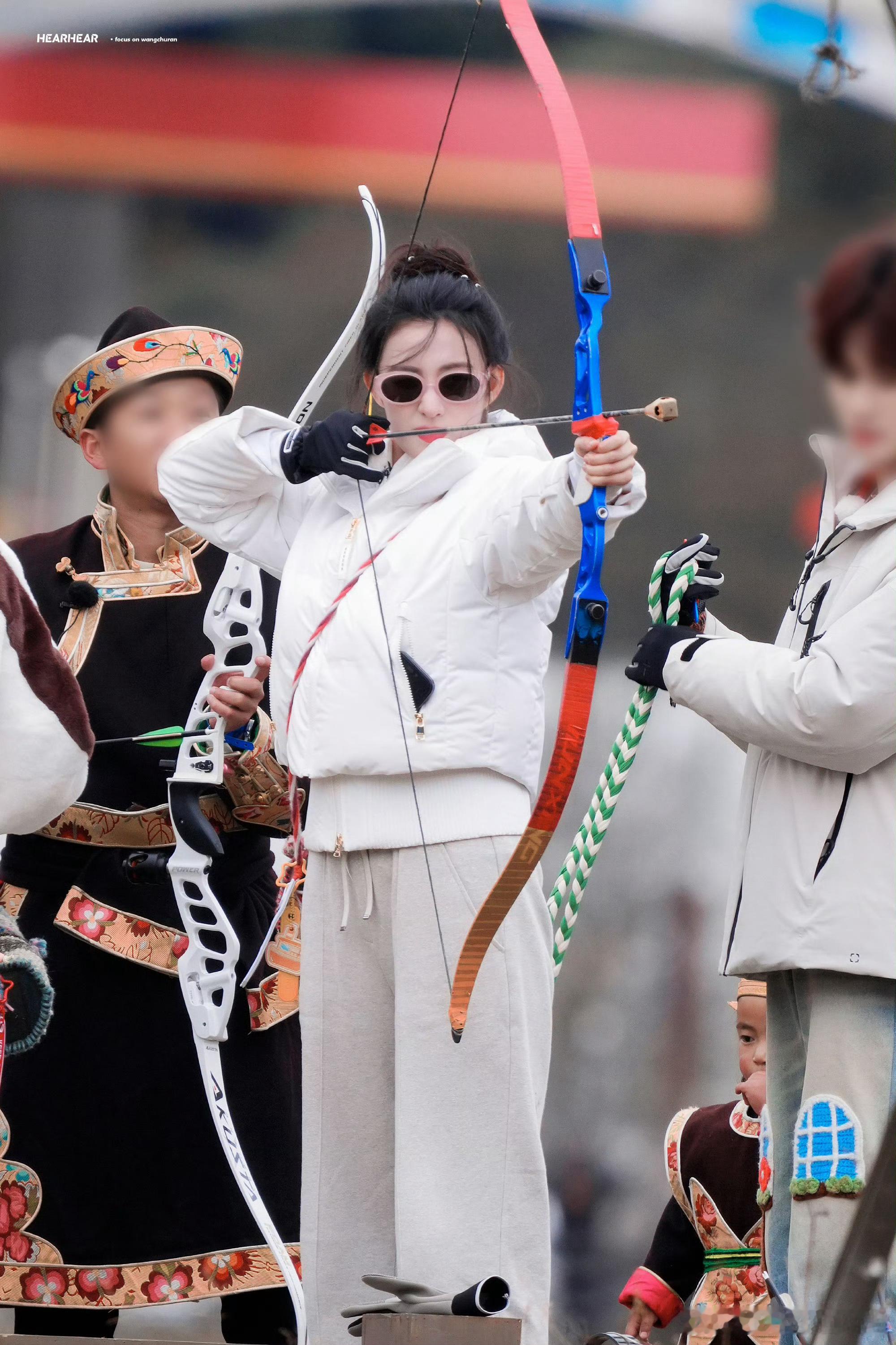 王楚然射箭别管准不准就说帅不帅当别人在计较环数，我们在欣赏美人挽弓！王楚然射箭