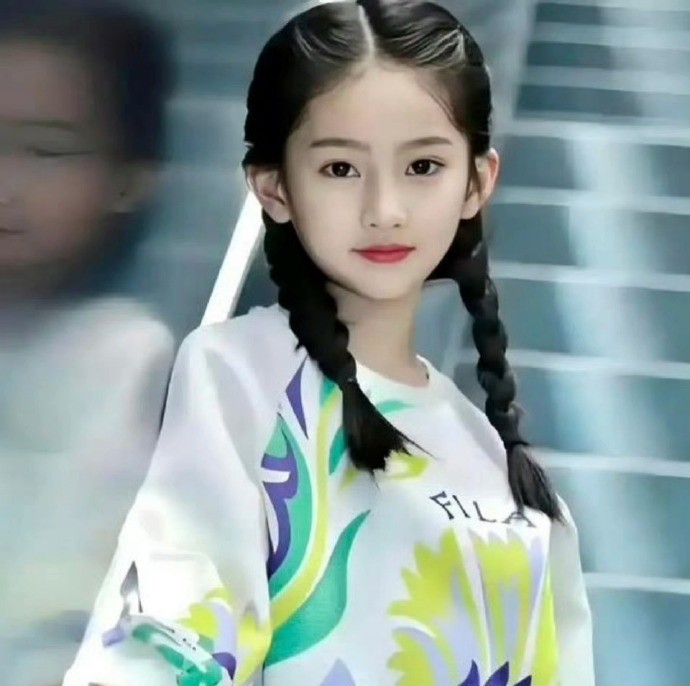 于正新签9岁小演员卢雅熙，长相甜美超吸睛，神似刘亦菲。小小年纪潜力无限，网友盛赞