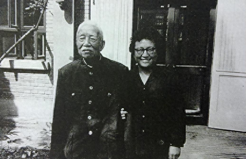 1972年，65岁的开国上将宋时轮娶了32岁的郑晓存，而郑晓存不是别人，正是他亡