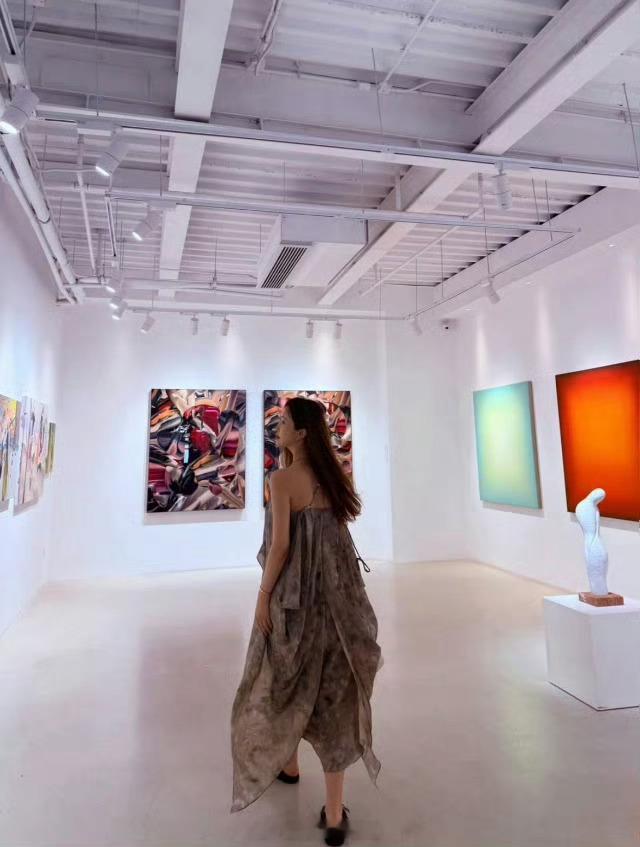 李多海距离生产两个月，网友：看着不像孕妇，盯上名牌婴儿衣橱。​​​​