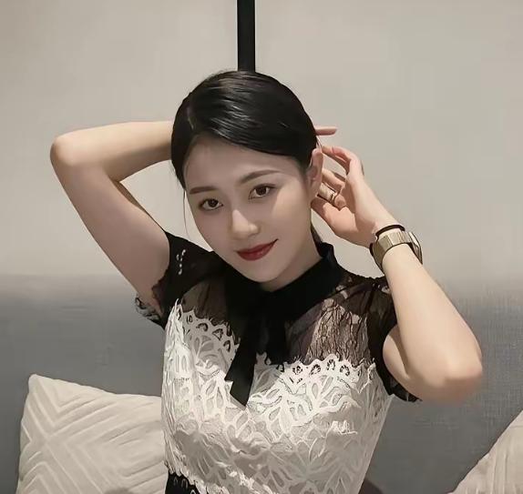 河南郑州这出轨的女行政人员确实长得漂亮，身材也好，而且出轨的各种因素也是拉满了。