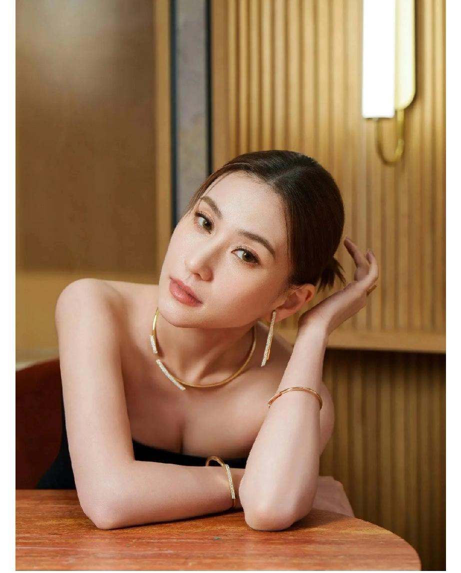 永远不要怀疑豪门的底气，你们发现了吗，何超莲和窦骁离婚传言闹翻天，对女方