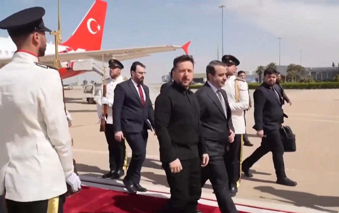 泽连斯基现身大马士革！一摇一晃走下飞机，这波“带货”之旅不简单。4月5日，大