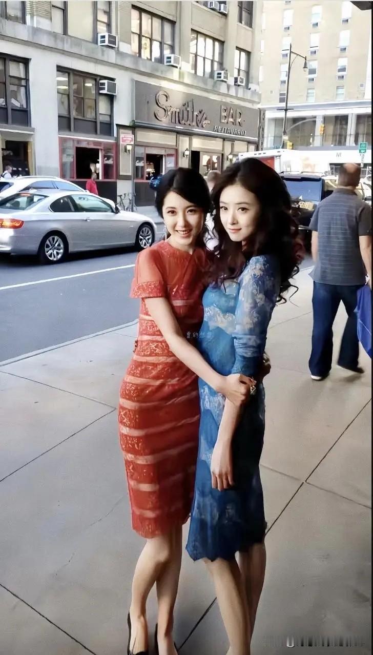 蒋欣确实属于骨架比较大的女明星，不管跟谁的合影她都会被瞬间秒掉，站在曾黎美女旁边