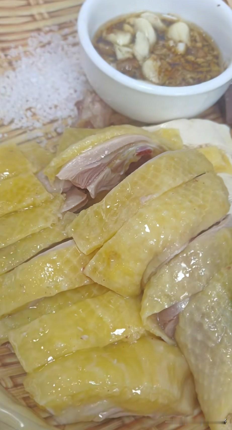 来到广东湛江这边，白切的菜式可真不少。不仅是吃白切鸡，连鸭子也是白切。不同于在珠
