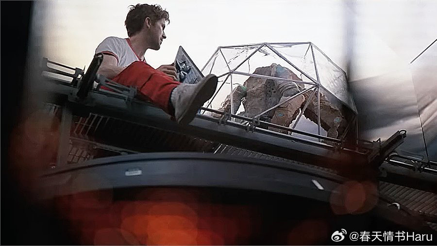 《挽救计划》中拍摄外星生物洛基的幕后照片导演克里斯托弗·米勒解释在某些场景的远景