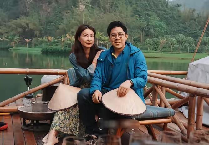 霍启刚这波高调发文，把全网看愣了——不是晒豪宅游艇，不是秀珠宝名表，而是全家坐高