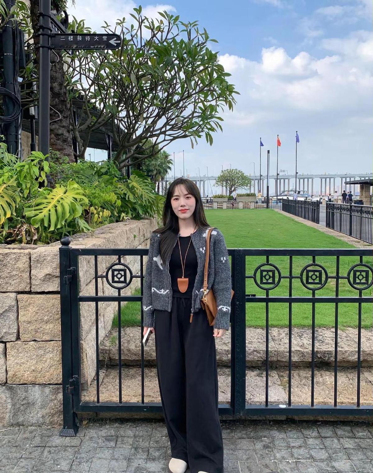 别总说个子矮，是你没穿对。短羽绒服+高腰裤，腰线一提，腿长直接翻倍。裤子和鞋