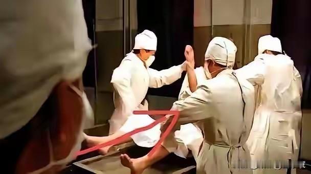 你敢信吗？731部队搞的“人畜杂交”实验，简直突破了人性的底线！他们把抓来的