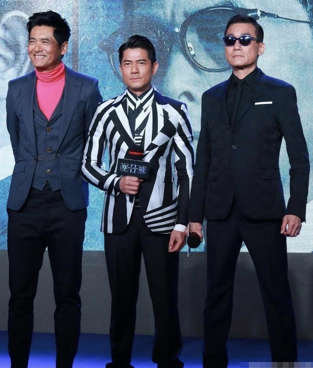 画面中的周润发清瘦面黑，笑纹颇多，发型不给力，高领粉色球衣抢镜；中间身穿斑马条纹