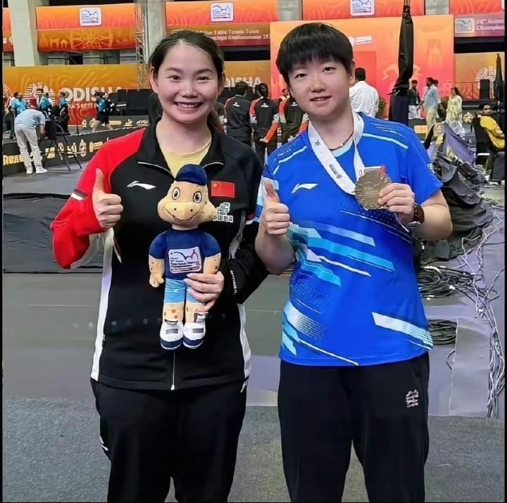 28岁何卓佳官宣留队，甘愿做孙颖莎身边的配角，全程陪伴追梦，国乒这对闺蜜情直接破