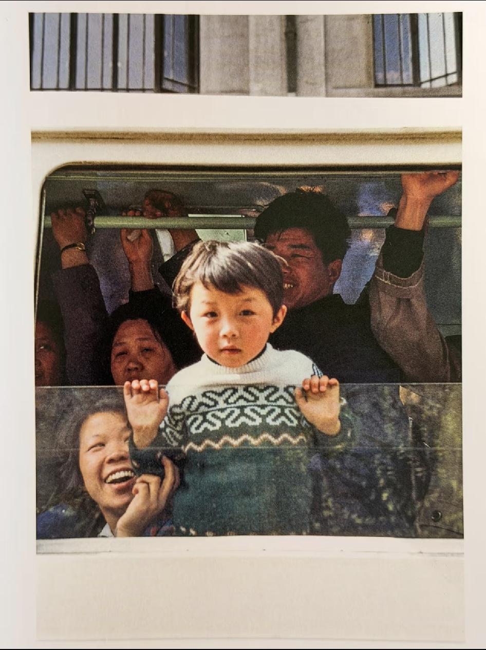 1980年的中国，那时候虽然穷，但是每个人的眼睛里，都有光。这是两张英国人迈克