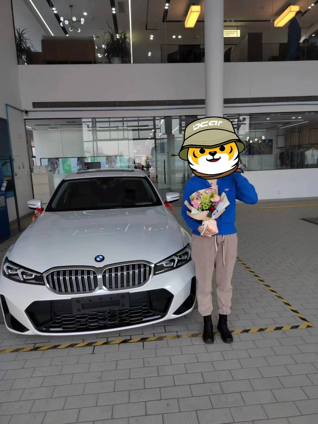 宝马3系的提车合影照片“处之愈久，爱之愈深”和我爱车的合影不是很多，唯一一张