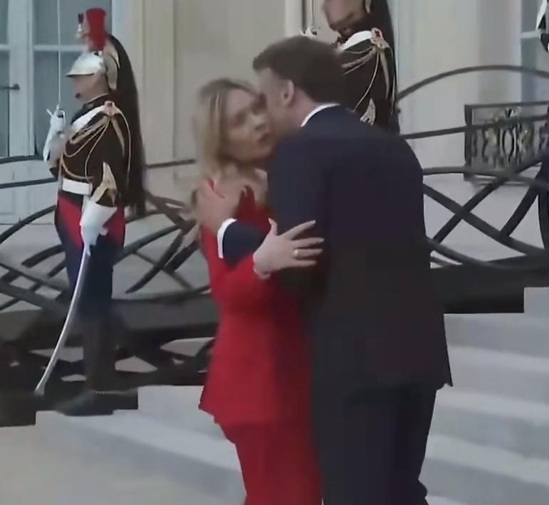 马克龙“拥抱”梅洛尼，左“亲”一下，右“亲”一下，贴面的力道不小，弄得梅洛尼都有