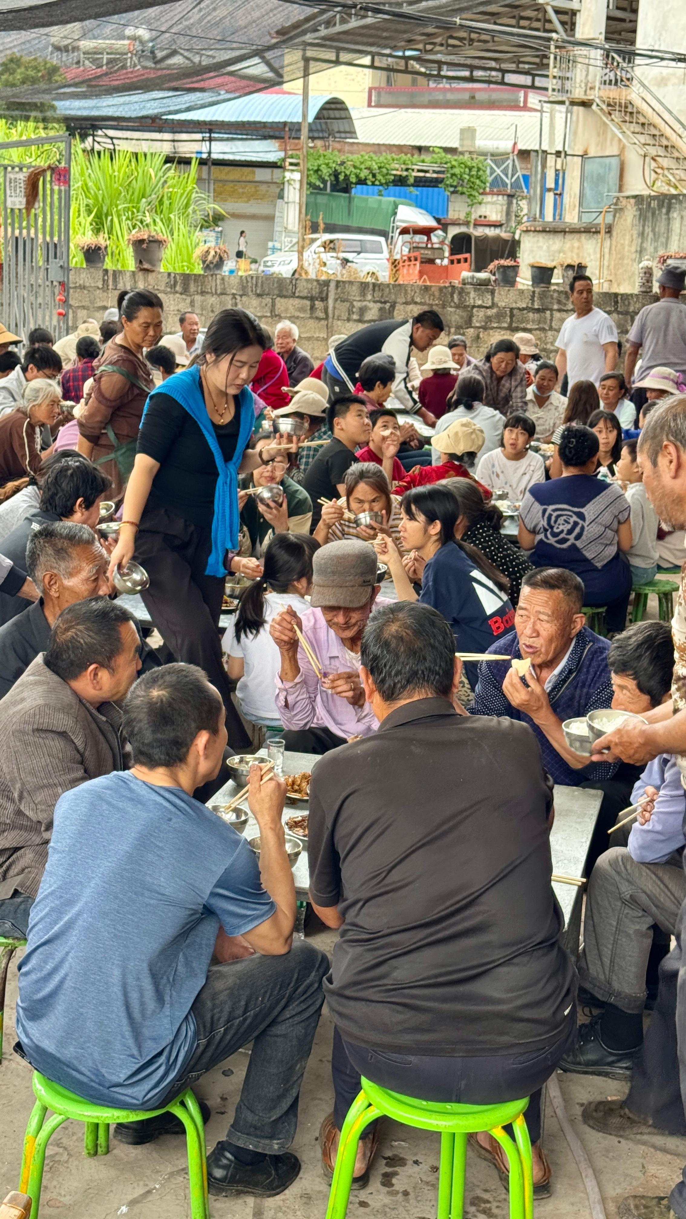 五一有这样的旅行那很快乐了五一假期，不想去人挤人的景点，就想感受丽江吃席的快乐！