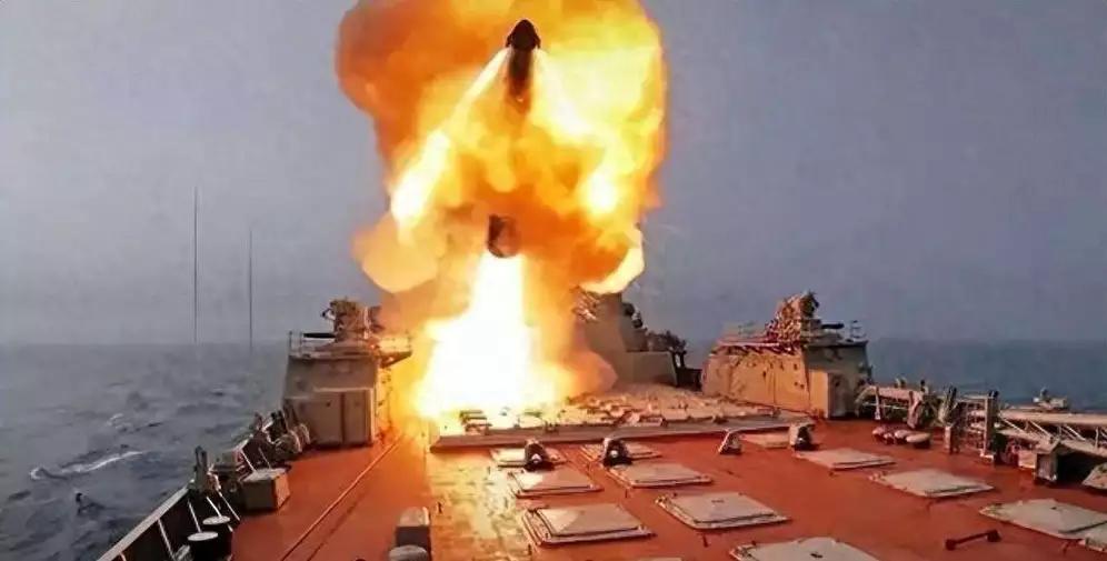 北约5只船在乌克兰被导弹击中，船上竟有1000吨贫油弹！这事儿可太吓人了。贫油弹