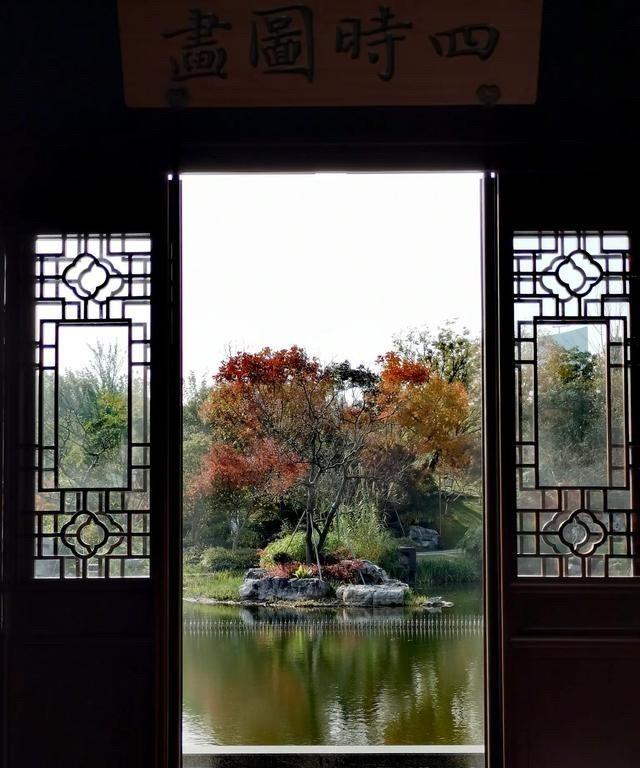 仔细看看，门头上面的四个大字写的是啥？推窗可见的风景，最适合用框架构图拍照了