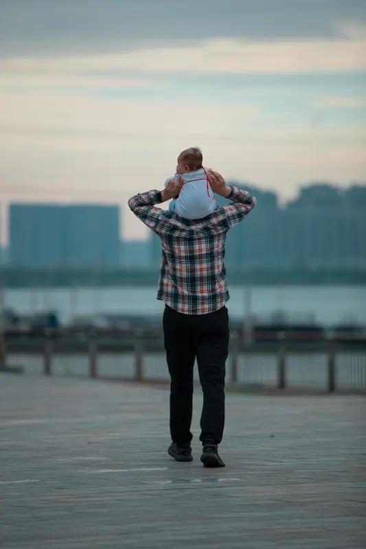 女孩哭曝被父亲偷看洗澡，全网怒了！官方通报反转，真相戳痛千万家庭“他都看我四