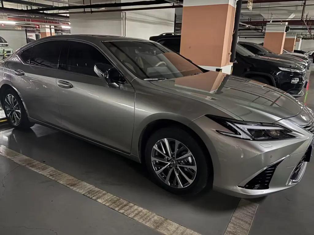 雷克萨斯ES200臻选版的配置看似常规，实则藏着不少容易被忽略的贴心功能，不少车