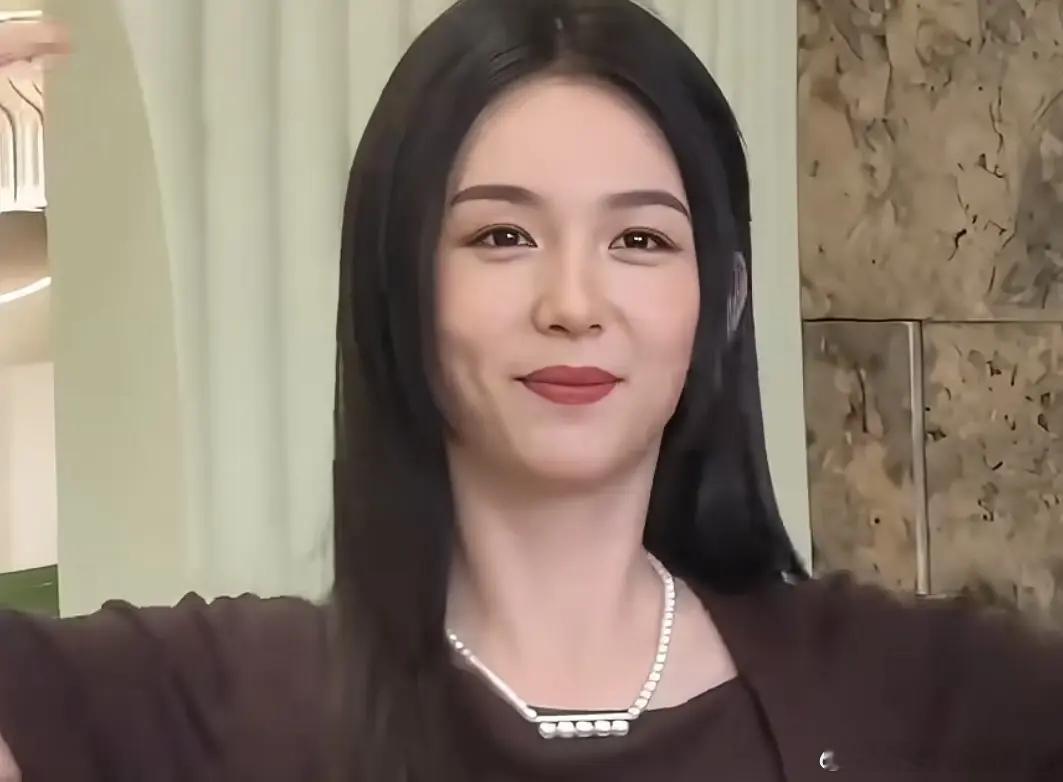 要买股眉眼漂亮的花🌸奔三的年纪周也张婧仪的差距出来了如果25岁眉眼不行眼