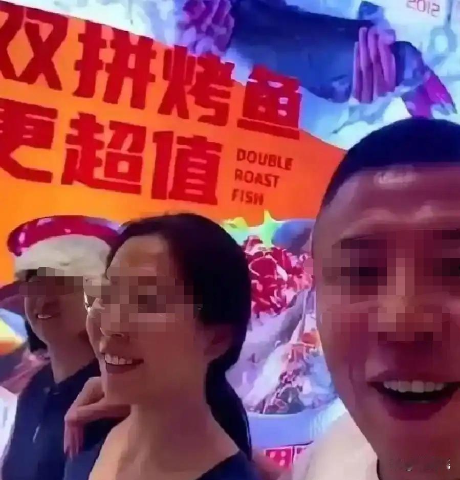 一位父亲在机场接刚从伦敦读完本硕的女儿，当众感慨六年留学砸了两百万积蓄，认为这笔