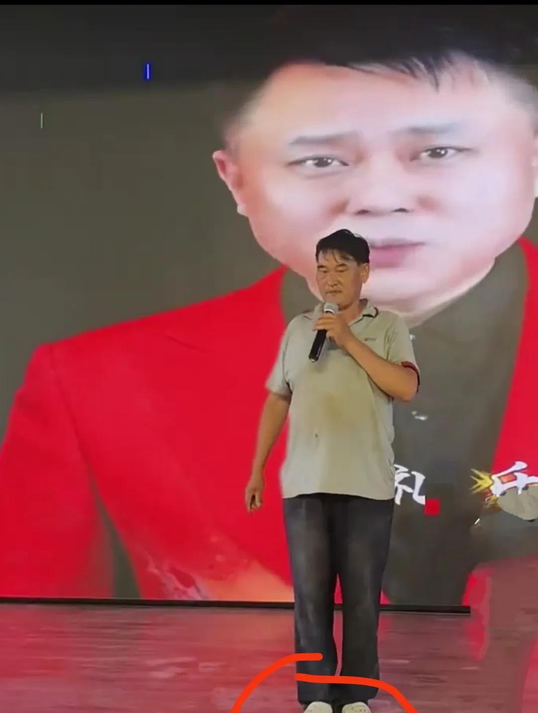 大衣哥朱之文脚穿拖鞋在朱楼大舞台上排练，朱之文身穿脏兮兮的绿色体恤衫，一双白色拖
