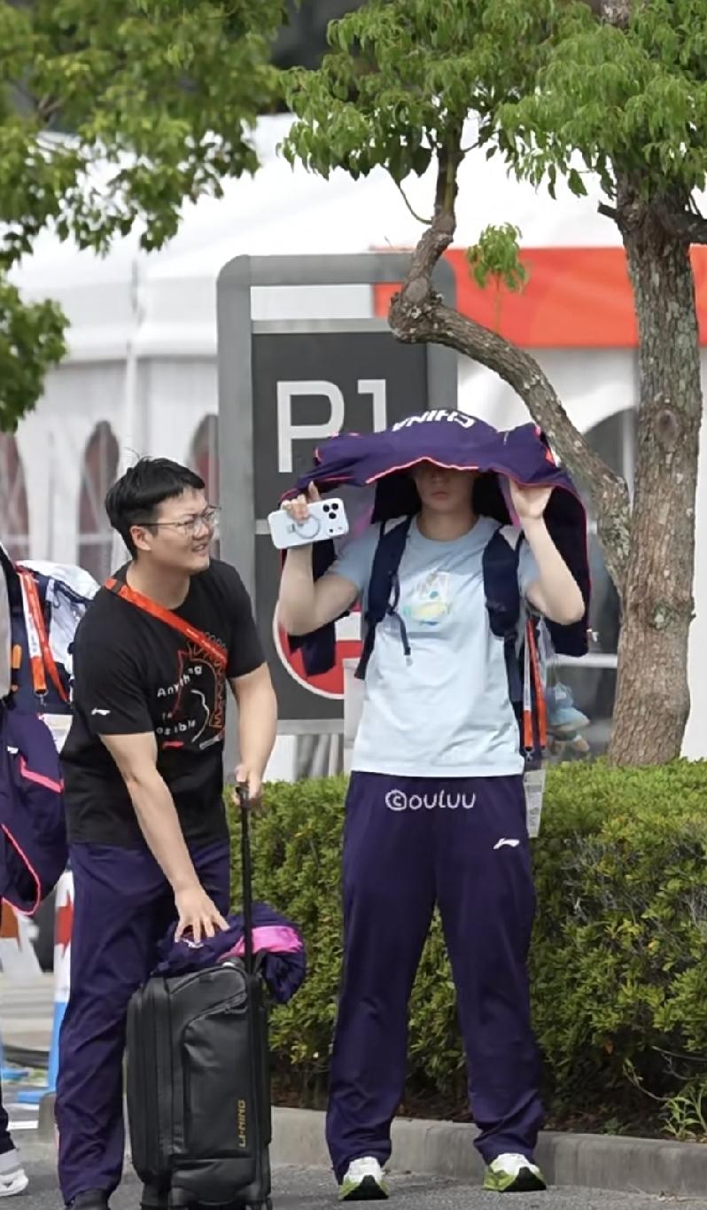 王曼昱今日名古屋亚运会训练馆训练，结束训练后与任浩教练、孟队医和陈熠、徐奕一起走