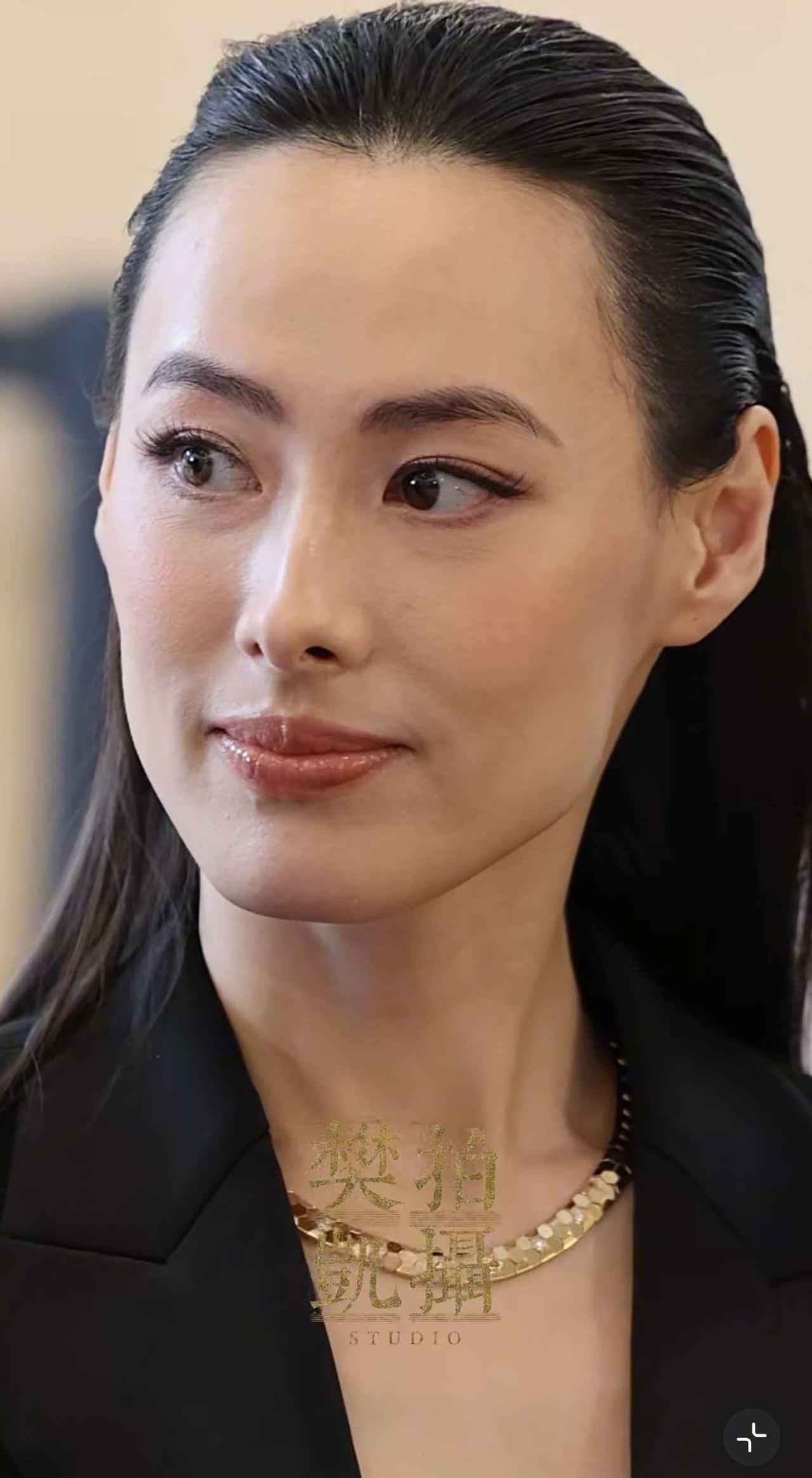 我正在看梁洛施的照片，大姨凑过来问我:“这个女人是不是非常有钱？事业、桃花运