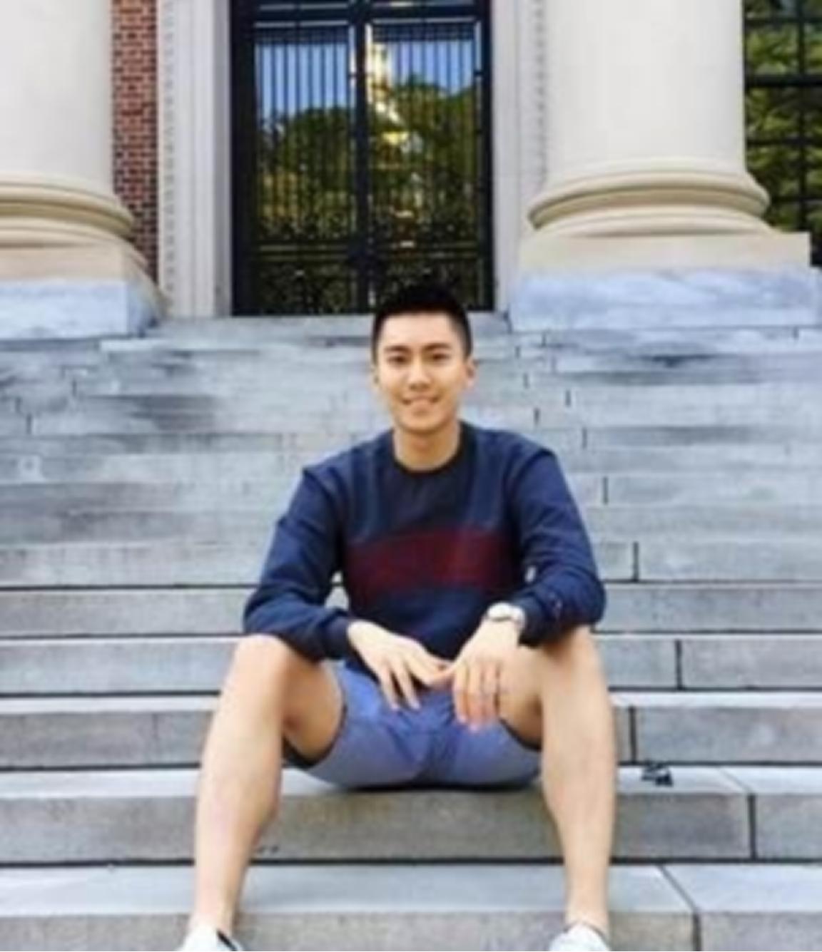 🌙“我宁愿在美国住下水道，翻垃圾！也不回中国！”谁能想到，说出这句话的人，竟然