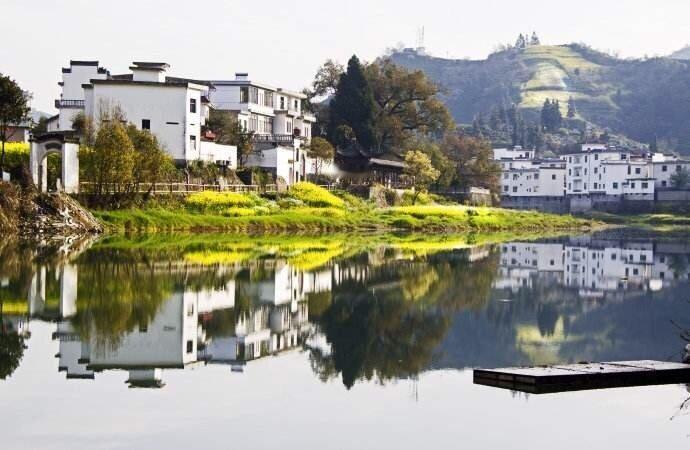 安徽·昌溪，山高田广，阡陌如绣，白墙黑瓦，鳞次栉比，就像一幅素雅又恬静的春天图。