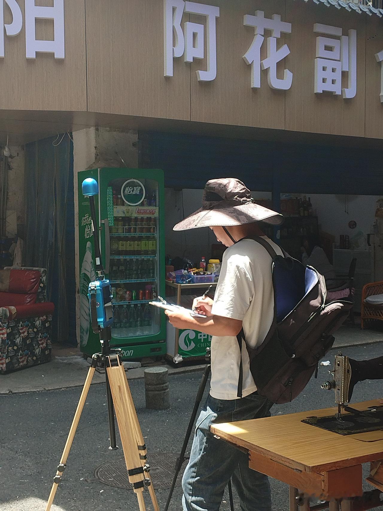 他是最美衡阳青年。昨天，周末。中午11:58，在衡阳市石鼓区九角巷，见一青年
