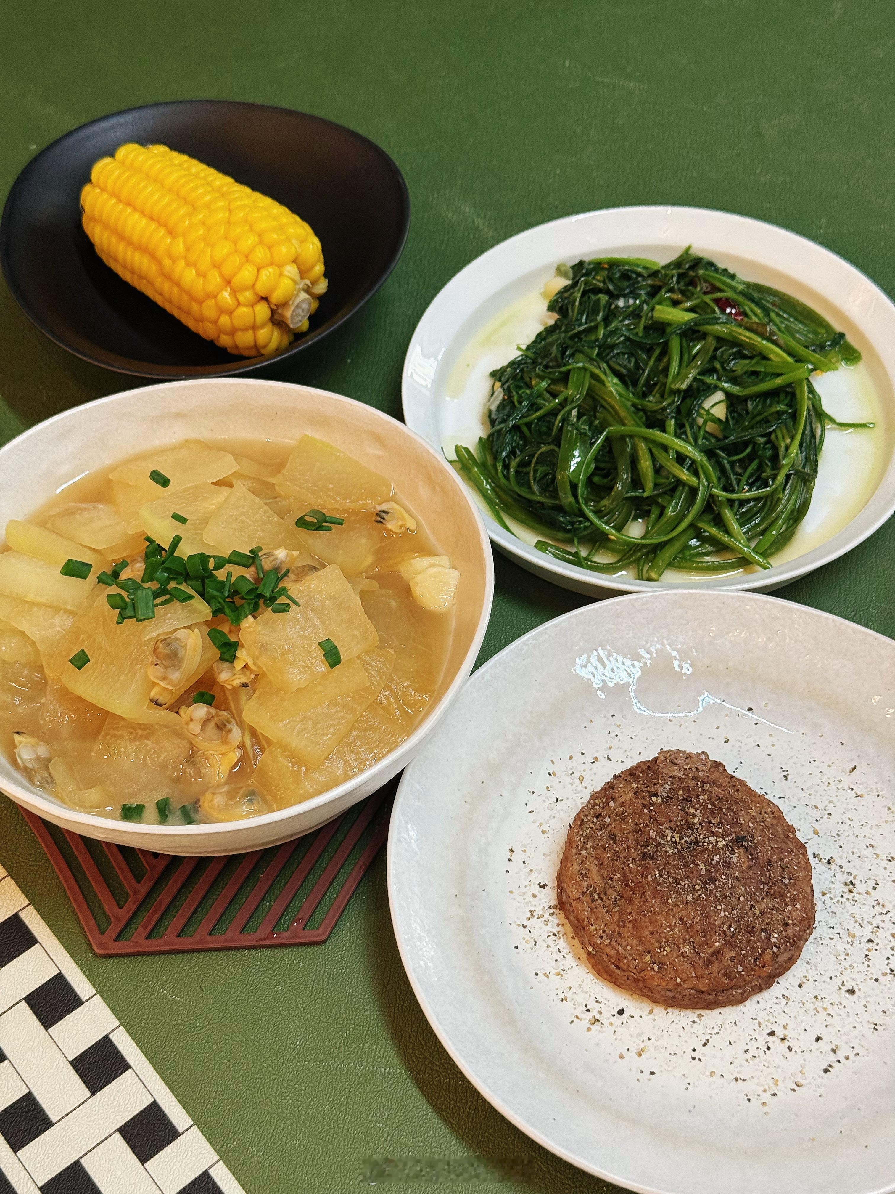 懒人食谱：山姆牛肉饼化冻之后裹上锡纸，烤箱200度预热，上下火一面儿烤四分钟，翻