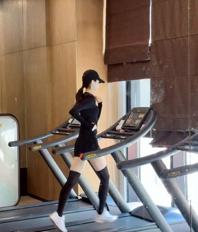 宋轶素颜健康还能美成这样？一身黑色运动装，戴着棒球帽和显眼的橙色耳机，在跑步机