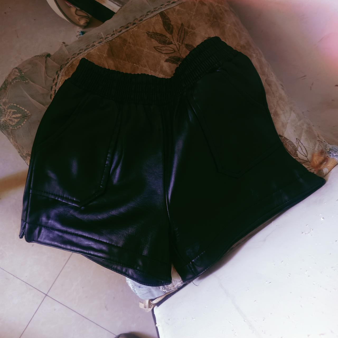 今天收拾衣服时，竟发现自己从前也是个小辣妹。配上这双肉丝袜，再搭我的这条小热裤，