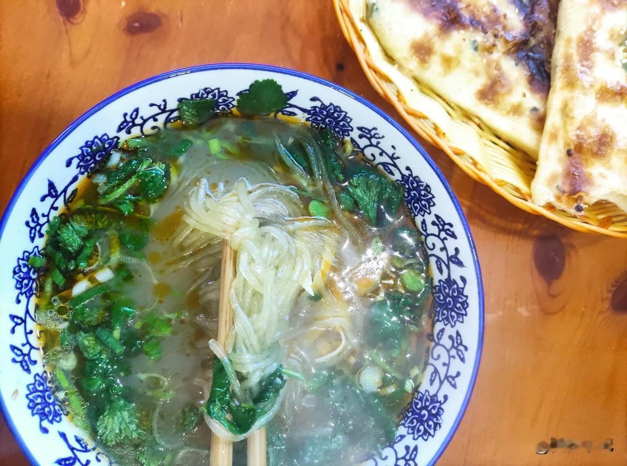 去年起，西安大街小巷涌出一批牛肉汤店，吃过两回，还挺有特色。一碗牛肉汤卖10