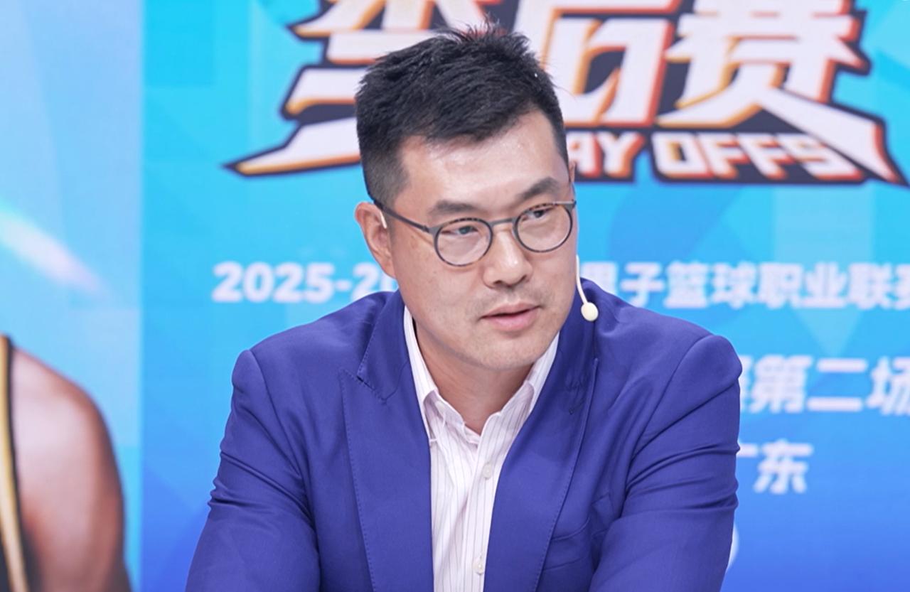 加时最后一秒，张皓嘉底角三分出手，球进灯亮！广东102-99绝杀北京，总比分扳成