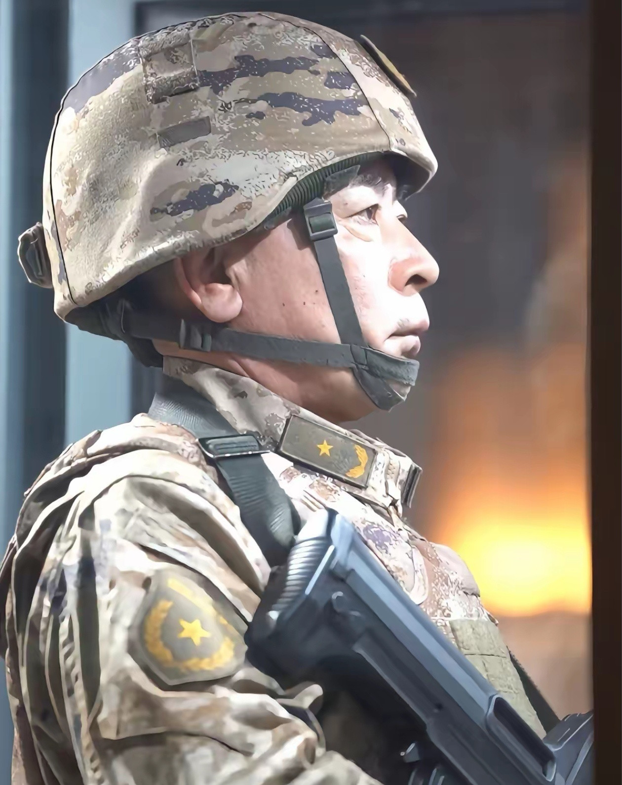 除夕干部站岗执勤让士兵去俱乐部看春晚是部队的传统。